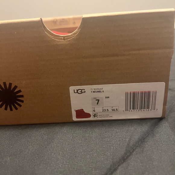 Toddler UGGs, a size 7 - Picture 3 of 3